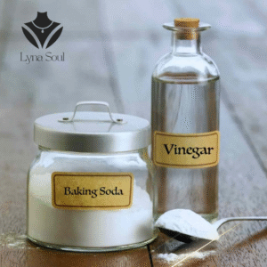 dây chuyền bạc bị chuyển màu đồng, với muối backing soda.